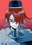  1boy black_headwear blue_eyes blue_necktie cape collared_shirt commentary_request grin hair_over_one_eye hat highres kumakoro_(tetsupag) looking_at_viewer male_focus master_detective_archives:_rain_code necktie open_mouth red_background red_hair shirt short_hair smile solo teeth upper_body white_cape white_shirt yomi_hellsmile 