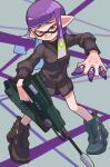  1girl angle_shooter_(splatoon) black_footwear black_sweater breasts commentary_request gradient_hair green_hair grey_background gun highres holding holding_gun holding_pen holding_weapon inkling inkling_girl jet_squelcher_(splatoon) long_hair multicolored_hair nastar_r0 pen pointy_ears purple_hair red_eyes shoes smile smug solo splatoon_(series) splatoon_3 sweater two-tone_hair weapon 