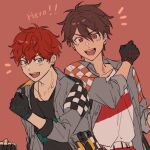  2boys amagi_hiiro black_gloves blue_eyes brown_hair checkered_clothes chinese_commentary clenched_hands commentary_request earrings ensemble_stars! fingerless_gloves gloves hair_between_eyes hand_up jewelry long_sleeves male_focus morisawa_chiaki motor_show_(ensemble_stars!) multiple_boys naihowda open_mouth red_background red_eyes red_hair short_hair simple_background teeth upper_body upper_teeth_only 