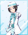  1boy aqua_bow aqua_bowtie black_hair bow bowtie closed_mouth fedora formal gloves hat idolmaster idolmaster_side-m idolmaster_side-m_growing_stars male_child male_focus official_art okamura_nao purple_eyes simple_background smile solo suit white_gloves white_headwear white_suit 