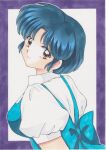  1990s_(style) 1girl blouse blue_bow blue_dress blue_hair border bow breasts closed_mouth dress dress_bow eyelashes from_side fuurinkan_high_school_uniform highres large_breasts lips looking_at_viewer looking_back looking_to_the_side marker_(medium) outline outside_border parted_bangs pinafore_dress puffy_short_sleeves puffy_sleeves purple_border ranma_1/2 rascal_(n119) retro_artstyle school_uniform shirt short_hair short_sleeves sleeveless sleeveless_dress solo tendou_akane traditional_media upper_body white_background white_outline white_shirt 