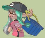  baseball_cap braid commentary_request eyelashes from_behind green_hair hat holding holding_weapon inkling inkling_girl long_hair looking_back low-tied_long_hair moguko open_mouth pink_shirt shirt side_braid splatoon_(series) splatoon_3 teeth tentacle_hair tri-slosher_(splatoon) weapon yellow_eyes 