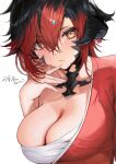  1girl au_ra black_hair breasts cleavage cyobiro dragon_horns final_fantasy final_fantasy_xiv hair_between_eyes hair_over_one_eye hand_on_own_chin horns large_breasts looking_at_viewer multicolored_hair orange_eyes red_hair sarashi scales single_bare_shoulder slit_pupils solo upper_body warrior_of_light_(ff14) white_background 