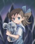  1girl aqua_eyes arigato_omuraisu blurry blurry_background brown_hair child closed_mouth commentary_request dress eyelashes female_child from_side hair_ribbon highres holding looking_at_viewer looking_to_the_side molly_hale pokemon pokemon_(anime) pokemon_(classic_anime) pokemon_3:_the_movie_-_spell_of_the_unown:_entei ribbon short_sleeves teddiursa upper_body watermark 