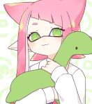  1girl commentary_request diagonal_bangs eyelashes green_eyes holding holding_stuffed_toy inkling inkling_girl inuowour loch_ness_monster long_hair pink_hair pointy_ears smile solid_oval_eyes solo splatoon_(series) stuffed_toy upper_body white_background 