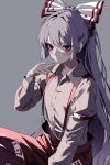  1girl bow empty_eyes expressionless fujiwara_no_mokou grey_background hair_bow highres large_bow long_hair long_sleeves looking_at_viewer overalls red_eyes red_overalls shirt solo touhou unbuttoned unzipped usuuuv very_long_hair white_bow white_hair white_shirt 