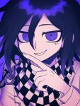  1boy a_(poipiku_325815) black_hair checkered_clothes checkered_scarf commentary_request danganronpa_(series) danganronpa_v3:_killing_harmony hair_between_eyes hand_up jacket long_sleeves looking_at_viewer male_focus oma_kokichi open_mouth purple_eyes scarf short_hair simple_background smile solo upper_body white_jacket 