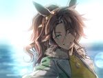  1girl animal_ears backlighting blurry blurry_background brown_hair fur-trimmed_jacket fur_trim green_eyes grin half-closed_eyes highres horizon horse_ears jacket jewelry lens_flare long_hair looking_at_viewer mejiro_palmer_(umamusume) multicolored_hair necklace open_clothes open_jacket parted_bangs ponytail shiba_itsuki shirt smile solo streaked_hair sunlight umamusume upper_body white_jacket yellow_shirt 