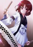  1girl adapted_costume black_kimono closed_mouth drum drumsticks hakama highres holding holding_drumsticks horikawa_raiko ikamagu instrument japanese_clothes kimono long_sleeves red_eyes red_hair short_hair sleeve_garter smile solo taiko_drum taiko_sticks touhou white_hakama wide_sleeves 