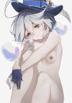  1girl absurdres asymmetrical_gloves blue_eyes blue_gloves blue_hair blue_headwear blurry breasts closed_mouth commentary completely_nude cowlick depth_of_field furina_(genshin_impact) genshin_impact gloves hat head_tilt highres living_doll looking_at_viewer multicolored_hair nipples nude short_hair simple_background sitting small_breasts smile solo streaked_hair top_hat white_background white_gloves white_hair 