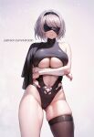  1girl aztodio black_hairband black_thighhighs blindfold breasts closed_mouth commentary gradient_background grey_background grey_hair hairband large_breasts navel nier:automata nier_(series) patreon_username short_hair single_thighhigh solo standing thick_thighs thighhighs thighs underboob yorha_no._2_type_b 