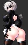  1girl 2b_(nier:automata) artist_name ass back_cutout black_background black_hairband blindfold breasts clothing_cutout commentary danmakuman feather_trim gloves gradient_background hairband highleg highleg_leotard highres large_breasts leotard lips long_sleeves mole mole_under_mouth nier:automata nier_(series) puffy_sleeves short_hair signature simple_background solo thighs white_hair 