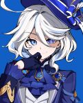  1girl ascot blue_ascot blue_background blue_eyes blue_gloves blue_headwear blue_jacket closed_mouth furina_(genshin_impact) genshin_impact gloves grey_hair hair_between_eyes hair_intakes hand_up hat highres jacket long_sleeves looking_at_viewer mismatched_pupils mismatched_sclera multicolored_hair quraqura_nemii short_hair simple_background smile solo streaked_hair top_hat upper_body vest white_vest 