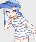  1girl blue_hair blue_shirt clothes_pull collarbone commentary_request finger_to_mouth inkling inkling_girl inuowour long_hair pointy_ears pulled_by_self purple_eyes shirt simple_background smile solo splatoon_(series) striped striped_shirt teeth two-tone_shirt visor_cap white_background white_shirt 
