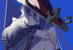  1boy blue_background blue_eyes blue_hair closed_mouth colored_skin cracked_skin genshin_impact hair_between_eyes hat highres japanese_clothes jingasa looking_at_viewer male_focus megumui_9 purple_skin scaramouche_(genshin_impact) simple_background sitting solo upper_body 