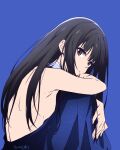  1girl backless_dress backless_outfit black_hair blue_background blue_dress blue_theme breasts dated dress from_side highres inoue_takina knees_up long_hair looking_at_viewer lycoris_recoil nii_manabu purple_eyes sideboob signature simple_background sitting small_breasts solo 