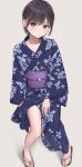  1girl akipeko barefoot black_hair blue_kimono blunt_bangs geta grey_background highres japanese_clothes kimono looking_at_viewer original purple_eyes thighs yukata 