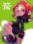  1girl agent_8_(splatoon) black_jacket black_sleeves full_body green_background grimace highres hood hooded_jacket jacket long_sleeves no_socks paint_splatter red_eyes red_hair short_hair solo splatoon_(series) splatoon_2 splatoon_2:_octo_expansion squatting suction_cups tentacles torii yuuten zipper_pull_tab 