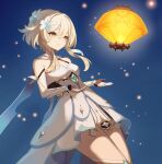  1girl absurdres blonde_hair closed_mouth commentary dress flower genshin_impact hair_flower hair_ornament highres lantern lumine_(genshin_impact) neko_hiiragi night night_sky paper_lantern short_hair short_hair_with_long_locks sky sky_lantern smile solo thighhighs white_dress white_thighhighs yellow_eyes zettai_ryouiki 