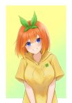  1girl absurdres blue_eyes bob_cut breasts clover_print codename696 commentary_request go-toubun_no_hanayome gradient_background green_background green_ribbon hair_between_eyes hair_ribbon highres hood hood_down hoodie large_breasts looking_at_viewer medium_hair nakano_yotsuba orange_hair parted_lips ribbon short_sleeves smile solo upper_body yellow_background yellow_hoodie 