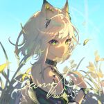  1girl animal_ears arknights bare_shoulders blue_sky cat_ears commentary_request day green_eyes highres huan_zi_bu_cheng kal&#039;tsit_(arknights) off_shoulder outdoors short_hair sky solo upper_body white_hair 