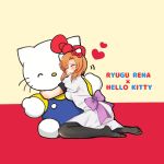  1girl :3 arched_back back_bow black_outline blue_overalls blunt_ends blush bow breasts cat cat_ear_hairband character_name closed_eyes commentary_request dot_nose dress feet from_side full_body furrowed_brow hair_bow hello_kitty hello_kitty_(character) highres higurashi_no_naku_koro_ni hug kneeling medium_breasts medium_hair outline overalls pantyhose parted_bangs puffy_short_sleeves puffy_sleeves purple_bow red_background red_bow ryuuguu_rena sanrio shirt short_sleeves simple_background smile soles solo white_dress yellow_background yellow_shirt yuno_ff 