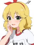  baba_arumi blonde_hair commentary dated dot_nose green_eyes hair_between_eyes hair_ribbon hairband hand_on_own_cheek hand_on_own_face hand_up idolmaster idolmaster_cinderella_girls idolmaster_cinderella_girls_u149 light_blush looking_at_viewer name_tag parted_lips red_hairband ribbon sakurai_momoka shirt short_hair short_sleeves sidelocks signature smile upper_body wavy_hair white_background white_shirt 