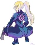  1girl ass blonde_hair blue_bodysuit blue_eyes bodysuit broly_culo_(meme) commentary dated gun highres holding holding_gun holding_weapon long_hair meme metroid official_alternate_costume ponytail samus_aran signature simple_background solo squatting videajames weapon white_background zero_suit 