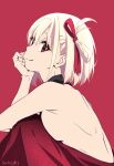  1girl artist_name backless_dress backless_outfit blonde_hair breasts commentary_request dated dress highres looking_at_viewer lycoris_recoil nii_manabu nishikigi_chisato red_background red_dress red_eyes short_hair simple_background sitting sleeveless sleeveless_dress smile solo 