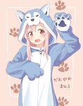  animal_costume animal_ear_fluff animal_ears animal_hands blush brown_eyes commentary_request fake_animal_ears fang gloves hair_between_eyes hand_up highres hood hood_up long_hair looking_at_viewer onesie onii-chan_wa_oshimai! open_mouth oyama_mahiro paw_gloves paw_print pink_hair seiyu_jelly simple_background solo wolf_costume wolf_ears wolf_hood zipper_pull_tab 