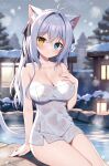  1girl aina_rive animal_ear_fluff animal_ears antenna_hair bare_arms bare_shoulders black_bow blue_eyes blurry blurry_background blush bow breasts building cat_ears cat_girl cat_tail cleavage closed_mouth collarbone commentary_request depth_of_field grey_hair hair_between_eyes hair_bow hair_intakes hand_up heterochromia lantern large_breasts looking_at_viewer mauve naked_towel onsen original outdoors partial_commentary smile snow snowing solo tail towel window yellow_eyes 