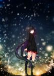  arms_behind_back bangs bare_legs black_coat black_hair blunt_bangs boots closed_mouth commentary_request dress grasslands green_eyes highres kneehighs long_hair multicolored_hair night night_sky original outdoors plaid plaid_dress shokuyou_mogura sky snowing streaked_hair 