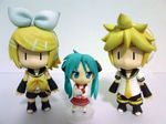  2girls aqua_hair brother_and_sister chibi crossed_arms figure hatsune_miku hiiragi_kagami kagamine_len kagamine_rin lowres lucky_star multiple_girls nendoroid photo siblings twins twintails vocaloid |_| 