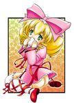  ass blonde_hair bow drill_hair green_eyes gyakushuu_takeshi hair_ribbon hina_ichigo no_panties pink_bow ribbon rozen_maiden solo thighhighs 