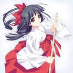  bamboo_broom black_hair bow broom f-ism floating_hair hair_bow hair_ribbon hakama highres japanese_clothes long_hair looking_at_viewer low-tied_long_hair miko murakami_suigun original red_eyes red_hakama ribbon smile solo very_long_hair 