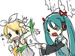  aqua_hair hatsune_miku hitting kagamine_rin long_hair multiple_girls nikonikomachi short_hair sketch spring_onion twintails vocaloid 