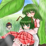  :&lt; akasode_(tyaramu) antennae ascot blush breasts camera closed_eyes green_eyes green_hair hat hug hug_from_behind kazami_yuuka large_breasts multiple_girls paparazzi parted_lips plaid plaid_skirt plaid_vest shameimaru_aya short_hair skirt skirt_set sleeping tokin_hat touhou vest wriggle_nightbug 