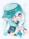  1girl aqua_hair aqua_headwear artist_name blue_eyes commentary cropped_torso fang highres inkling_girl inkling_player_character long_hair looking_at_viewer multicolored_background open_mouth pointy_ears sideways_hat skin_fang smile solo splatoon_(series) symbol-only_commentary tentacle_hair translation_request twitter_username una_ku_277 upper_body visor_cap 