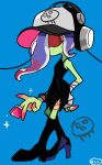 1girl bandaged_arm bandages baseball_cap black_dress blue_background blue_hair closed_mouth color_chip_(splatoon) colored_skin commentary cross-laced_slit dedf1sh dress full_body gradient_hair green_skin hat headphones headphones_over_headwear high_heels highres long_hair multicolored_hair octoling off_shoulder print_headwear red_hair sanitized_(splatoon) side_slit simple_background single_bare_shoulder solo sparkle splatoon_(series) splatoon_3 splatoon_3:_side_order standing sunglasses symbol-only_commentary tentacle_hair two-tone_hair yoshishi_(yosisitoho) 