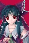  ascot bow collar green_hair hair_bow hair_tubes hakurei_reimu long_hair looking_at_viewer red_background red_bow red_eyes ribbon-trimmed_sleeves ribbon_trim sidelocks simple_background solo touhou upper_body yuki_shuuka 