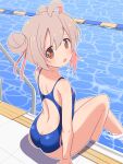  1girl :o ahoge ass bare_arms bare_legs bare_shoulders blue_one-piece_swimsuit breasts brown_eyes commentary competition_swimsuit double_bun from_behind grey_hair hair_between_eyes hair_bun hair_ribbon highres lane_line light_blush looking_at_viewer looking_back multicolored_hair one-piece_swimsuit onii-chan_wa_oshimai! open_mouth oyama_mahiro pink_hair pink_ribbon pool pool_ladder poolside ribbon shoulder_blades sitting small_breasts soaking_feet solo swimsuit tile_floor tiles two-tone_hair unkimo water 