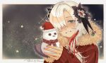  1girl absurdres black_flower blue_eyes commentary_request flower fur-trimmed_jacket fur_trim gomidasu_(kamitsubaki_studio) grey_hair grin hair_flower hair_ornament hair_over_one_eye highres holding_snowman isekaijoucho jacket kamitsubaki_studio long_hair looking_at_viewer portrait red_jacket rs_(radius) smile solo virtual_youtuber 