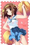  arm_up blue_skirt brown_hair cheerleader cowboy_shot hand_on_hip kantoku outline pleated_skirt pom_poms shirt short_hair skirt sleeveless sleeveless_shirt smile solo suzumiya_haruhi suzumiya_haruhi_no_yuuutsu white_outline 