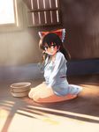  alternate_costume bare_legs barefoot between_legs bow brown_eyes brown_hair bucket hair_bow hakurei_reimu hand_between_legs highres hinohoshi_ataru legs on_floor short_hair sitting solo sunlight touhou wariza water 