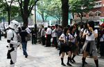  crowd japan kneehighs photo school_uniform schoolgirl schoolgirls seifuku serafuku smile star_wars stormtrooper 