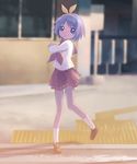  anime_location blue_eyes hiiragi_tsukasa isou_nagi lucky_star outdoors pink_neckwear purple_hair ribbon ryouou_school_uniform school_uniform serafuku short_hair solo tactile_paving 