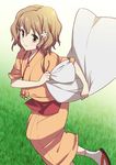  brown_eyes brown_hair flower hair_flower hair_ornament hanasaku_iroha japanese_clothes kissuisou_uniform madara_sai matsumae_ohana nakai_(waitress) pillow_case sandals short_hair smile socks solo 