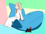  &gt;_&lt; animal_ears bad_id bad_pixiv_id black_cat blonde_hair blue_eyes blush bow cat cat_ears closed_eyes hair_bow labcoat long_hair necktie nichijou pikutarou professor_shinonome sakamoto_(nichijou) scarf shark sitting smile 