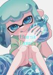  1girl blue_eyes blue_hair burst_bomb_(splatoon) commentary_request green_shirt highres inkling inkling_girl knees_together_feet_apart panu shirt short_hair simple_background sitting solo splatoon_(series) splatoon_3 tongue tongue_out weapon_name white_background 