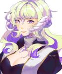  1girl absurdres am_(maple27) au_ra blonde_hair breasts claude_clawmark cleavage dragon_girl dragon_horns final_fantasy final_fantasy_xiv genderswap genderswap_(mtf) gradient_eyes highres horns mole mole_under_mouth multicolored_eyes multicolored_hair nijisanji nijisanji_en purple_eyes purple_hair scales simple_background solo streaked_hair white_background white_horns 